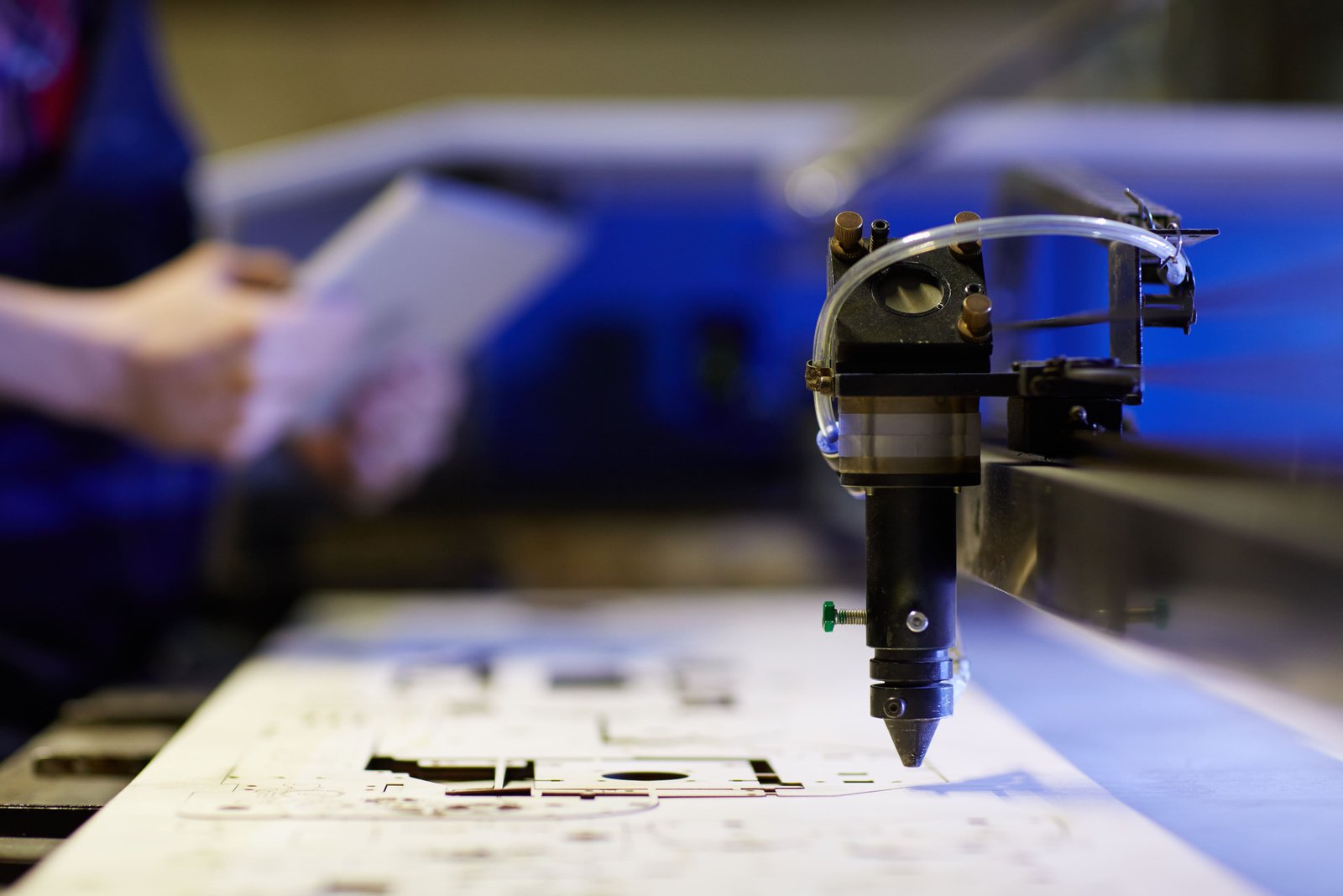 Equipo de corte utilizado para producción de materiales impresos